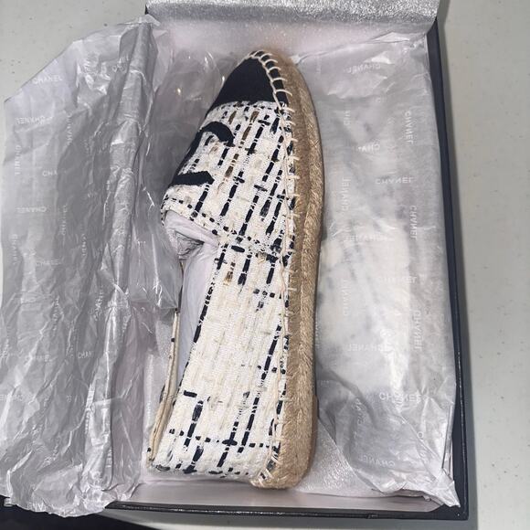 Chanel Espadrilles Tweed White Black Sz 41 Almond Toe Large Logo Flat Shoes NEW - Picture 7 of 11